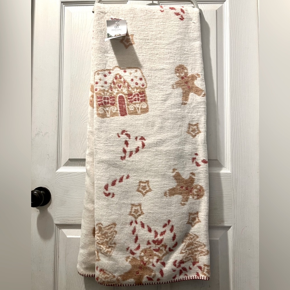 Docofil White Holiday 2023 Gingerbread Holiday Themed Blanket